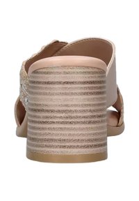 Sandali con tacco nude, dotati di un tacco a blocco testurizzato e rigido. Design con retro aperto e dettaglio di cinturino intrecciato sulla parte superiore. Finitura in pelle liscia.