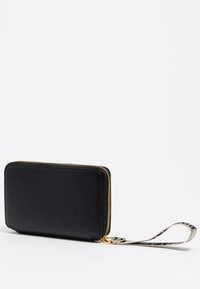 Portafoglio in pelle nera con superficie texturizzata, zip dorata e una tracolla staccabile con un accento a motivi. Forma rettangolare.