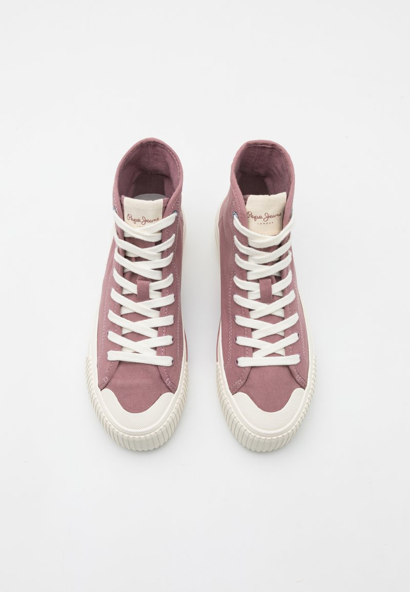 Zapatillas altas de material de lienzo en un tono malva apagado con cordones blancos y suelas de goma. Presentan una etiqueta de logo en la lengüeta y acentos texturizados.