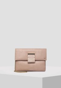 Sac à main en cuir rose pâle avec rabat pliant, doté d'une fermeture à embossage crocodile et d'une bandoulière en chaîne dorée. Texture lisse avec un design minimaliste.