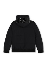 Chaqueta acolchada negra con capucha. Presenta un logo reflectante en la capucha, puños elásticos y un tejido sólido texturizado. Diseño sencillo.