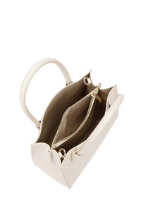 Borsa a mano in pelle crema con due manici, tasca interna con zip e texture liscia. Il design aperto rivela un interno spazioso e ben organizzato.