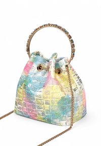 Bolso tipo bucket con un tejido texturizado multicolor y un patrón de cocodrilo. Los accesorios en dorado incluyen una correa de cadena y un asa circular.