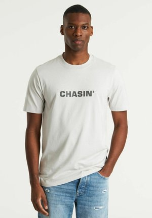 CHASIN' DUELL TEE - T-shirt con stampa - light grey