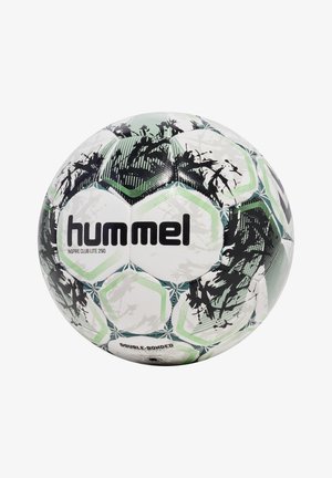 Biała piłka do piłki nożnej z zielonymi sześciokątnymi wzorami, czarnymi abstrakcyjnymi motywami, teksturowaną powierzchnią oraz widocznie umieszczonym logo "hummel".