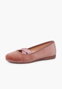 Balerini din catifea roz pal, cu detalii de curea încrucișată. Vârful rotunjit, talpa joasă și finitura superioară texturată. Design durabil și versatil.