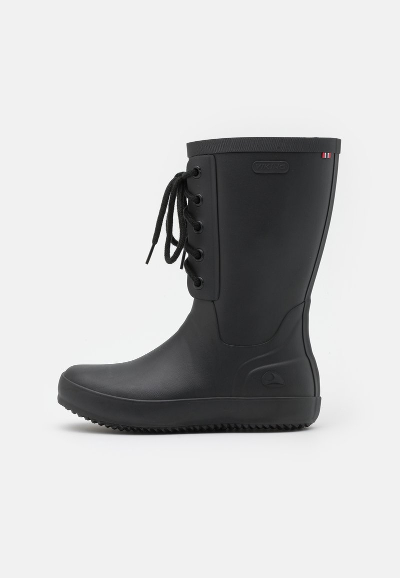 Botte de pluie en caoutchouc noir avec un design à lacets, une surface texturée, une semelle coussinée et un logo sur le côté. Présente un bout lisse et arrondi.