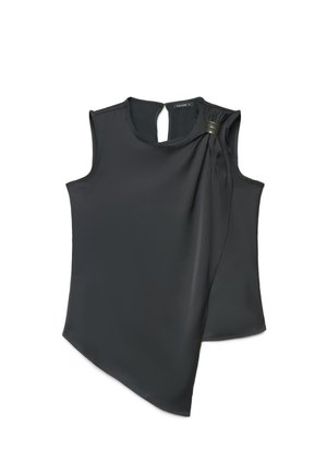Blouse noire sans manches avec ourlet asymétrique, détail froncé et petit accent boucle ronde près de l'encolure de l'épaule droite.