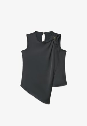 Blouse noire sans manches avec ourlet asymétrique, détail froncé et petit accent boucle ronde près de l'encolure de l'épaule droite.