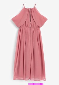 Rosa ärmlös klänning med en flödande design, som har breda kallaxelärmar, en draperad midja och en knäppning bak.