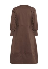 Bruine, jurk van gemiddelde lengte met opgezette mouwen, een ronde halslijn en een gladde textuur, met een aansluitende bodice en een uitlopende rok.