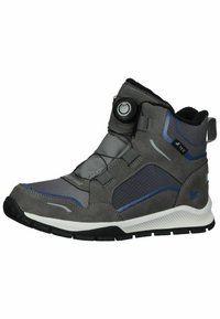 Grijze waterdichte boot met een getextureerde bovenkant, blauwe accenten, een flexibele zool en een cirkelvormig snelvetersysteem voor een veilige pasvorm.