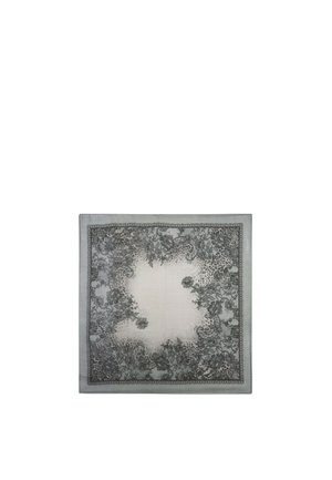 Foulard quadrato in seta con un delicato motivo floreale grigio e crema, bordi intricati, texture morbida e un'area centrale chiara.