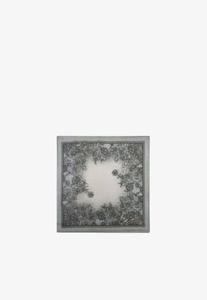 Foulard quadrato in seta con un delicato motivo floreale grigio e crema, bordi intricati, texture morbida e un'area centrale chiara.
