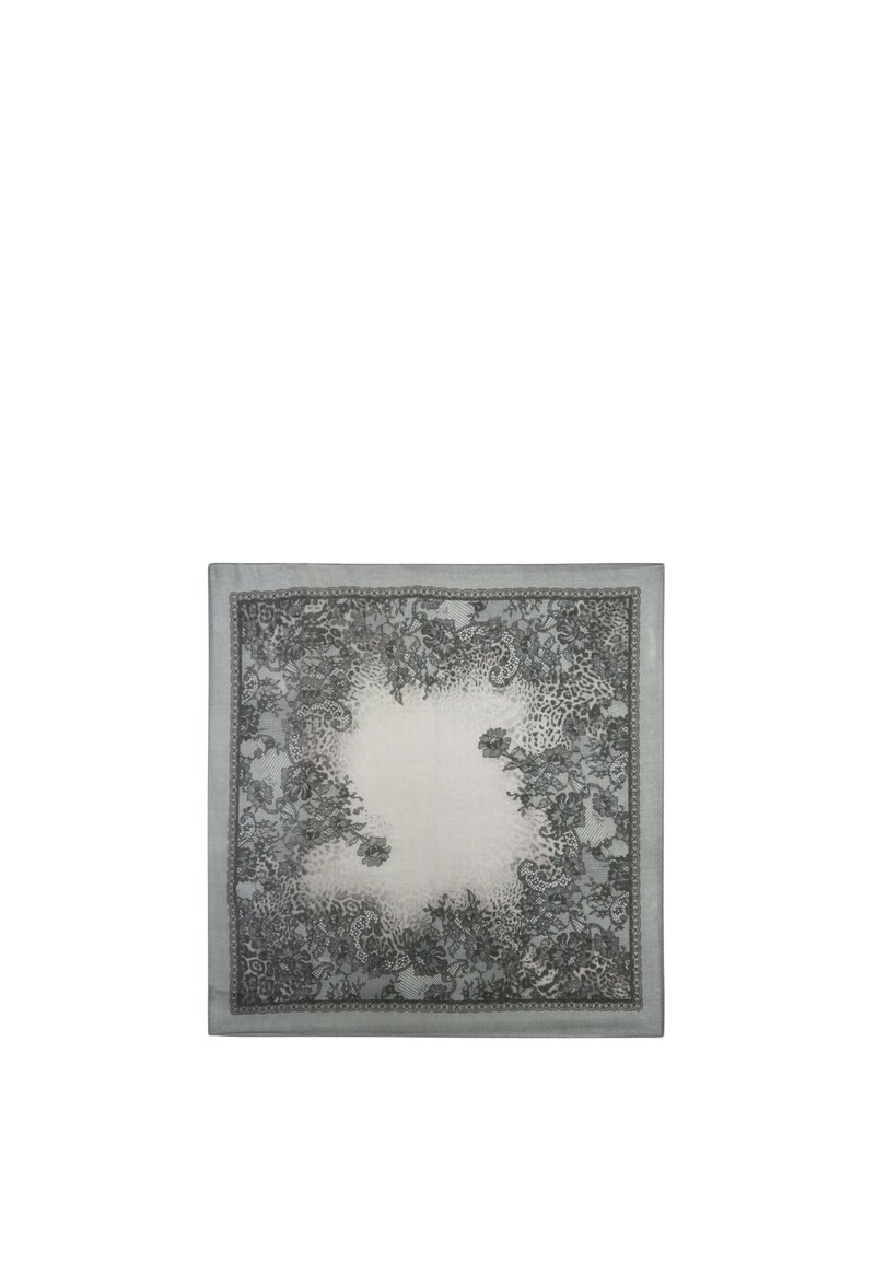Pañuelo cuadrado de seda con un delicado patrón floral en gris y crema, con bordes intrincados, textura suave y un área central clara.