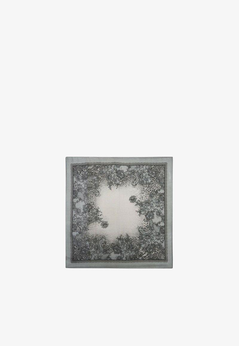 Carré en soie présentant un délicat motif floral gris et crème avec des bordures complexes, une texture douce et une zone centrale lumineuse.