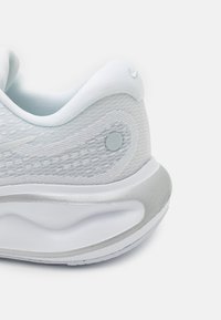 Nike Performance JOURNEY RUN - Scarpe da corsa su strada - white/pure platinum/metallic silver