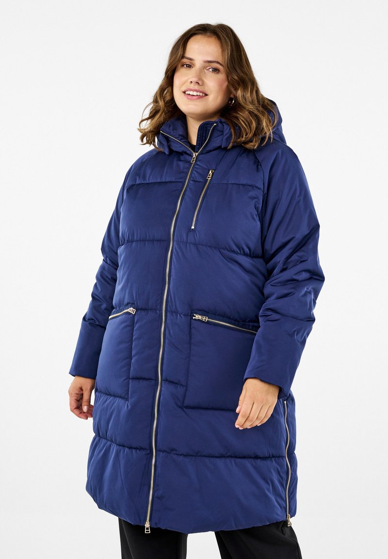 Gevoerde marineblauwe winterjas met een capuchon, voorzien van een ritssluiting aan de voorkant en zakken, een getailleerd ontwerp en een boven de dijen vallende snit.