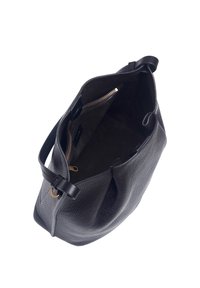 Sac en cuir noir à finition texturée, doté d'un intérieur spacieux, d'une poche zippée et d'une seule bandoulière.