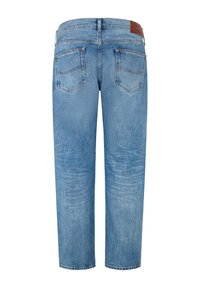 Světle modré džíny z denimu se střihem přímo do nohy, pěti kapsami a malou hnědou koženou záplatou na zadním pásku. Vybledlá textura.