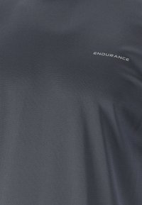 Navy urheilu paita, jossa on sileä, teksturoitu pinta. "ENDURANCE" logo painettuna valkoisena rintaan. Lyhyet hihat ja pyöreä kaula-aukko.