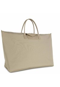 Grand sac fourre-tout beige en tissu durable, doté de deux poignées supérieures et d'une forme rectangulaire avec une fermeture éclair et un petit rabat décoratif.