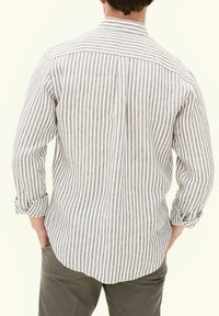 Gestreepte shirt in lichtbeige en tan, gemaakt van een textuurstof met knoopmanchetten, met een afgeronde zoom en een klassieke kraag.