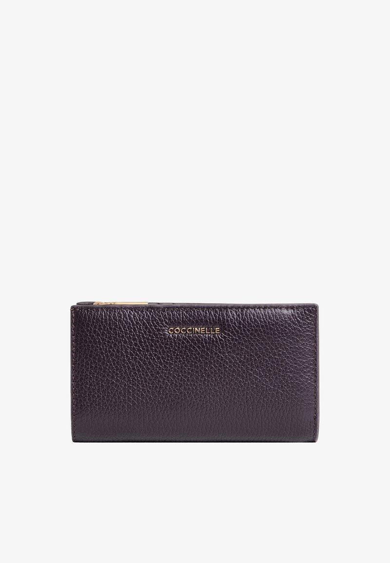 Portefeuille en cuir violet foncé à texture granuleuse avec fermeture éclair dorée et petit logo Coccinelle doré centré à l'avant.
