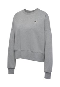 Felpa grigia cropped con maniche lunghe, polsini e colletto a coste. Presenta un piccolo design ricamato nero sul petto. Tessuto morbido.