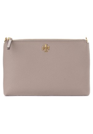 Taupe kožená kapsa na zip s texturovaným povrchem a malým zlatým logem uprostřed nahoře.