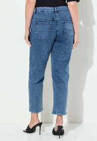 MIAMODA WITH FLORAL EMBROIDERY AND 5 POCKETS - Vaqueros mom - light blue