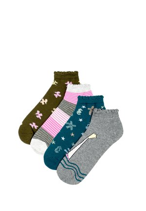 Cuatro calcetines tobilleros coloridos con patrones distintos: verdes con mariposas, de rayas rosas, azul verdoso con criaturas marinas y grises con un diseño de faro.