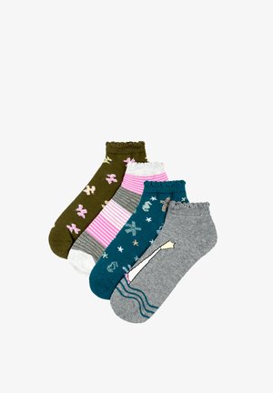 Cuatro calcetines tobilleros coloridos con patrones distintos: verdes con mariposas, de rayas rosas, azul verdoso con criaturas marinas y grises con un diseño de faro.