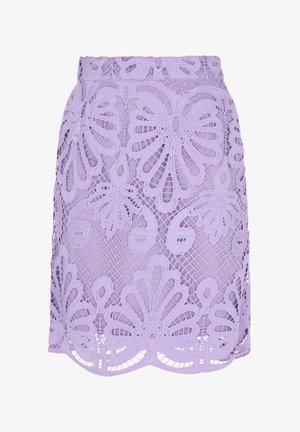 Fialová krajková sukně s květinovým výřezovým designem, podšívkou a složitým vzorem. Sukně je střední délky a má těsný střih.