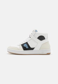 Fehér bőrből készült, fekete részletekkel ellátott, magas szárú sneaker kék csíkos díszítéssel. Fehér fűzővel és textúrált gumitalppal rendelkezik.