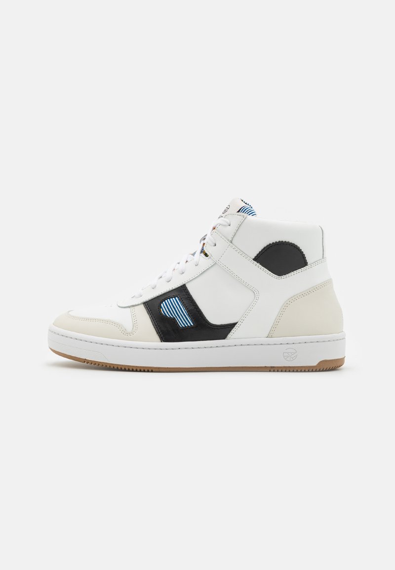 Fehér bőrből készült, fekete részletekkel ellátott, magas szárú sneaker kék csíkos díszítéssel. Fehér fűzővel és textúrált gumitalppal rendelkezik.