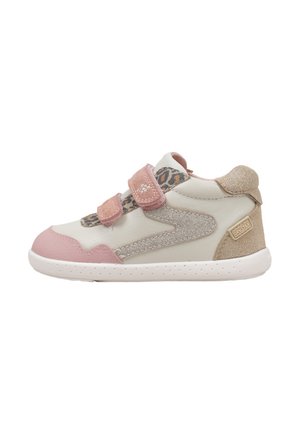 Zapatilla infantil en beige con puntera rosa, detalles plateados brillantes, estampado de leopardo y dos tiras rosas de velcro sobre suela blanca.