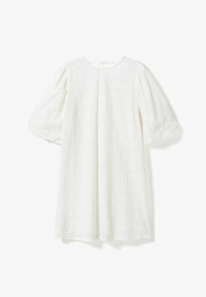 Valkoinen polvipituinen mekko, jossa on pussihatut kolme neljäsosaa hihoissa ja herkkä silmäpistokoriste kukkakuviolla.