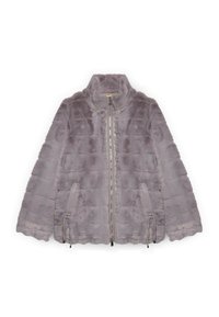 Jasno szara kurtka z futerka sztucznego, z pikowanym wzorem, wysokim kołnierzem i bocznymi kieszeniami na zamki. Posiada prążkowany dół i miękką teksturę.