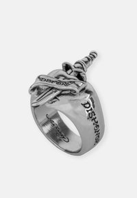 Srebrn prsten s mačem omotanim vrpcom, ugraviranim s "Dishonor" i "Before", glatke površine i strukturnog dizajna.