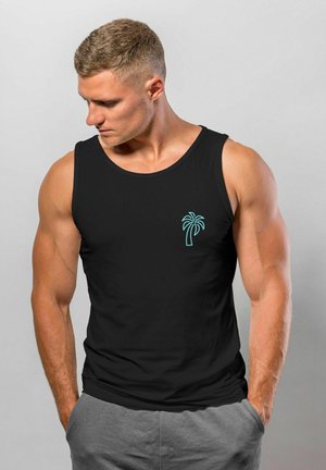Schwarzes Tanktop aus einem Stoff mit glatter Textur, das auf der linken Brustseite ein hellblaues Palmbaumdesign aufweist.