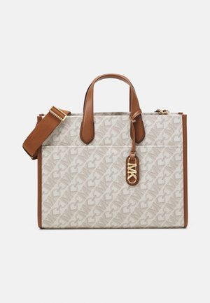 Sac fourre-tout beige et marron de créateur avec motif monogramme, poignées en cuir, bandoulière réglable et breloque logo MK dorée.
