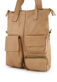 Tote-Bag aus braunem Leder mit zwei vorderen Klappentaschen und einer Reißverschlusstasche darunter. Verfügt über robuste Griffe und eine glatte Oberfläche.