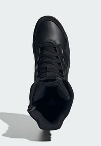 Zapatilla alta negra con cuello acolchado, cordones y puntera reforzada, mostrada en vista superior sobre un fondo claro.