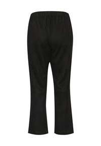 Pantalones cortos negros de tela suave con una textura lisa. Cintura elástica y dobladillo acampanado. Sin bolsillos ni elementos metálicos visibles.