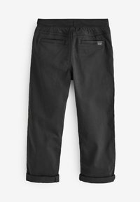 Pantalons en coton noir à coupe décontractée, avec une taille élastique, deux poches arrière et des ourlets roulés. Texture douce, design minimaliste.