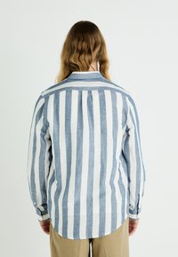 Gestreiftes blau-weißes Langarmhemd mit einem knöpfbaren Kragen, Rückenschlitz und Manschettendetails, aus einem leichten, strukturierten Stoff.