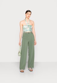Abercrombie & Fitch BARE SCARF HALTER - Top - green floral