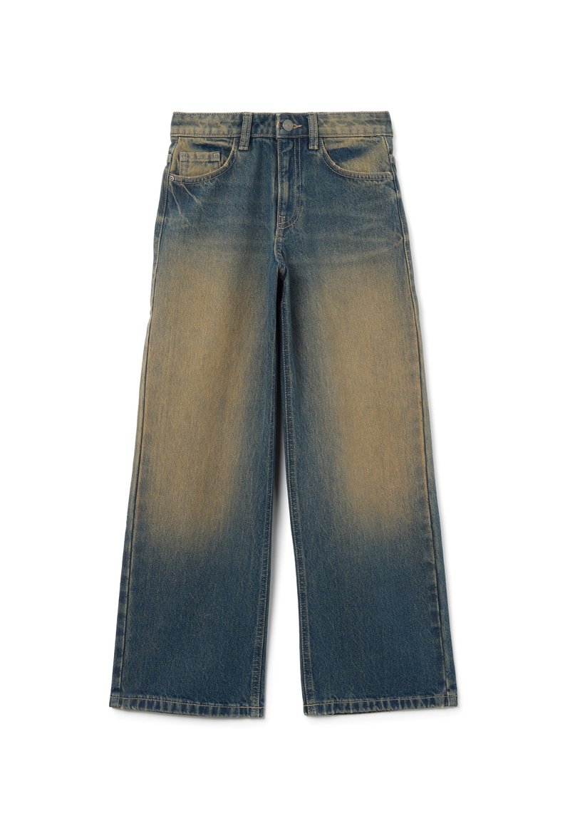 Jean bleu à jambes larges, délavé au niveau des cuisses, avec un design à cinq poches, texture en denim et une fermeture par bouton en métal à la taille.