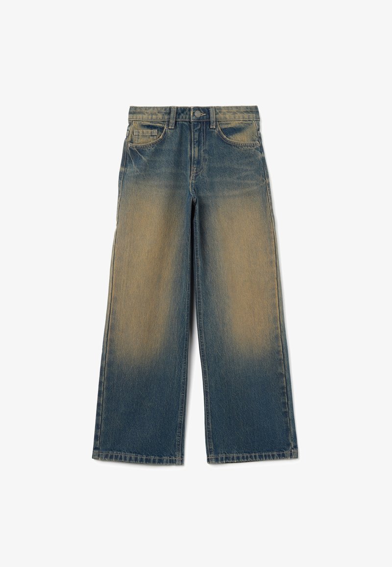 Jean bleu à jambes larges, délavé au niveau des cuisses, avec un design à cinq poches, texture en denim et une fermeture par bouton en métal à la taille.